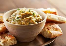 Apoi ungem spatele violet al jumătăţilor de vinete cu ulei de măsline. Cum Sa Prepari Baba Ganoush Celebra Salata De Vinete Arabeasca