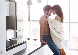 Posiblemente una de las mejores posturas, la idea de esta es que el chico se sienta con las piernas cruzadas, mientras apoya ambas manos hacia atrás, ella debe sentarse encima de el, la forma de penetración debe ser constante y a la vez contenida, eso si la idea es que el ritmo sea. 6 Posiciones Para Tener Sexo De Pie Mejor Con Salud