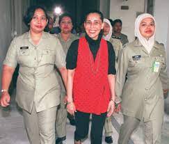'rambo bentong' atau nama sebenarnya, rabidin satir dijatuhi hukuman gantung sampai mati oleh mahkamah tinggi hari ini, selepas didapati bersalah membunuh remaja perempuan berusia 17 tahun, lima tahun lalu. 6 Hukuman Mati Dahsyat Yang Masih Dilaksanakan Pada Hari Ini Iluminasi