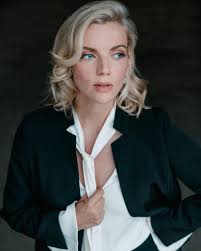 Kara Killmer (Sylvie Brett