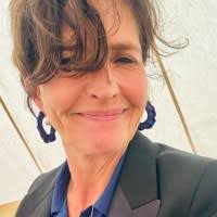 90+ "Ana Drummond" profiles