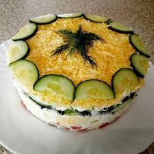 салат с курицей и грибами и огурцами и яйцами Salat Sloenyj Pikantnyj Recept Salaty Recepty Krabovye Palochki