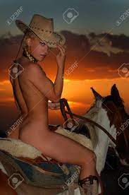 Junge Nackte Mädchen, Das Pferd Reiten Lizenzfreie Fotos, Bilder und Stock  Fotografie. Image 68298766.