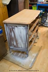 Application De La Peinture A La Craie Action Comme Sous Couche Meuble En Merisier Comment Peindre Un Meuble Peindre Meuble Bois