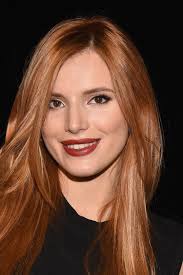Idee Coiffure Description Cheveux Roux Robe Noire Sans Manches Maquillage Avec Eye Liner Noir Et Rouge A L Cheveux Roux Cheveux Coiffures Cheveux Roux