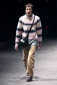 Alessandro Mikele Vspominaet Detstvo V Muzhskoj Osennej Kollekcii Gucci Buro Какая она коллекция одежды gucci resort 2021? alessandro mikele vspominaet detstvo v muzhskoj osennej kollekcii gucci buro