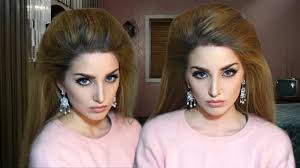 A persona dramática dela no palco, o estilo vintage e as músicas criativas a tornaram uma figura muito discutida no mundo artístico e da moda. Lana Del Rey Hair Tutorial Blue Velvet H M Campaign Youtube
