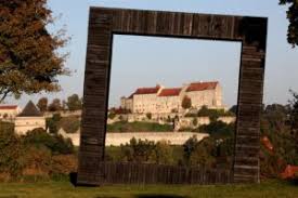Majetätisch liegt sie über der denkmalgeschützen. Burg Burghausen Euregio Salzburg