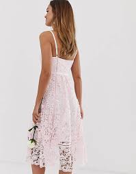 You can easily recognize their womenswear collection by its feminine silhouettes, refine color palette and bow accents. Ted Baker Midi Brautkleid Aus Spitze Asos
