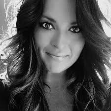 Kelly Miles's Instagram, Twitter & Facebook