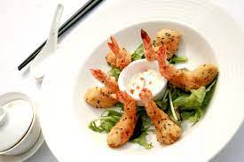 Celup udang ke putih telur lalu gulingkan di tepung kanji. 9 Trik Food Plating Ini Bikin Masakanmu Sekelas Chef Profesional Makan Jadi Lebih Berselera