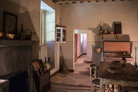 L'attuale sua struttura non colpisce per una particolare grandiosità, ma per le sue linee semplici e signorili e si deve all'ultimo restauro, eseguito nel settecento dall'architetto carlo orazio. Recanati Suggestive Visite Nella Casa Di Silvia A Lume Di Candela Picchio News Il Giornale Tra La Gente Per La Gente