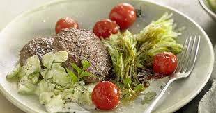 Rindfleischburger Mit Gurkenraita Fleischgerichte Zum Abnehmen Von Almased Einfache Gerichte Fleisch Gerichte Rindfleisch