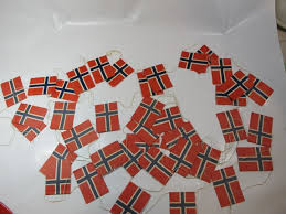 Vi har alle størrelser på lager for rask levering. Tre Flaggremser For Juletre Epla