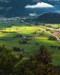 سويسرا تبدو من بعيد قرية Niederurnen تقع في جنوب شرق مدينة زيورخ بمسافة 60 كم 40 دقيقة Good Evening A View Over P Beautiful Places Pictures World