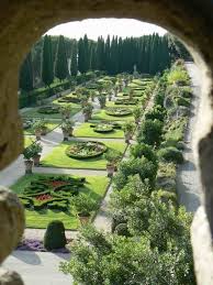 Castel Gandolfo Dans Le Latium Les Plus Beaux Villages D Italie Elle Beaux Jardins Les Plus Beaux Jardins Jardin Italien