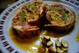Fatevi preparare dal macellaio una fetta di fesa di tacchino di forma regolare, rettangolare più o meno, leggermente battuta. Rotolo Di Tacchino Ai Carciofi
