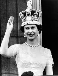 Her majesty queen elizabeth ii (born april 21 1926). Datei Elizabeth Ii Waves From The Palace Balcony After The Coronation 1953 Jpg Wikipedia
