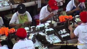 Atau yang lebih dikenal dengan nama hm sampoerna, adalah salah satu raja industri rokok di indonesia. House Of Sampoerna Surabaya Youtube