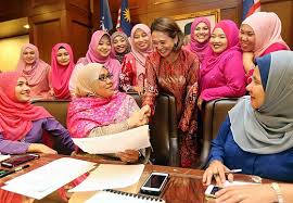 Dira atau nama sebenar, khaidiriah abu zahar yang juga anak bekas ketua menteri melaka, allahyarham datuk seri abu zahar isnin, memiliki jiwa prihatin persis arwah bapanya yang cukup dikenali. Dira Dilantik Exco Puteri Umno