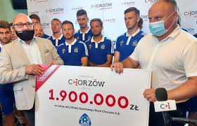 Kibice chorzowskiej drużyny zaliczani są do prekursorów ruchu kibicowskiego w polsce, a na pewno w regionie górnego śląska. Ruch Chorzow Dostal Czek Na 1 9 Mln Zl Pieniadze Sa Juz Na Koncie Klubu Zdjecia Dziennik Zachodni