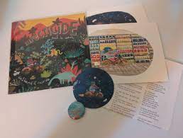 Après la mort soudaine de son père, une adolescente envahie par la colère et la tristesse apprend que sa mère, qu'elle n'a jamais connue, est bel et bien. Prehistronic Infecticide Da Heard It Records