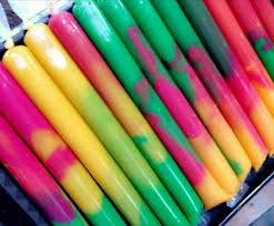 Selepas bahan tersebut sudah suam, masukkan ke dalam piping bag dan picit ke dalam plastik aiskrim. Ais Krim Jelly Lolipop Bukuresepi Com