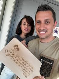 Încercând să fiu subtil Azi am luat pentru soție Ceva practic și util În  orice bucătărie! Dacă vrei să zâmbească atunci când o să gătească,  personalizează-i și tu un tocător aici:  https://www.stargift.ro/cadouri/tocator-personalizat-cu-mesaj-x-flick.html