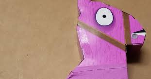 Bursting with loot which includes 1 action figure (10 cm), weapons, back blings and building materials to get your battle royale action started! Jazwares Fortnite Llama Drama Loot Pinata With Rust Lord Figure The Toyark News