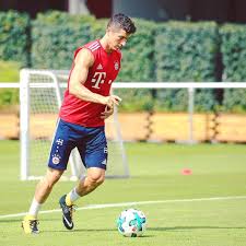 For instance, the pole now eats a balanced diet and workouts in a way that best suits his dietary regime. Pin On Bayern Munich