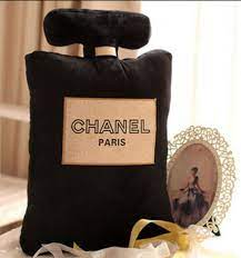 Chanel logo font was based on coco chanel's handwriting. Cuscini Chanel
