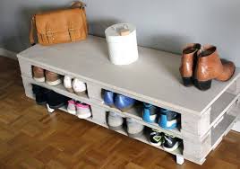 Diy Fabriquez Un Range Chaussures Tres Pratique En Palette En 2020 Fabrication Meuble Idee Rangement Chaussure Rangement Facile