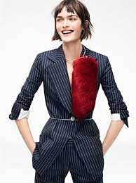 Styles on instagram and celebs, and believe or not it's actually pretty easy to do. Can A Blow Dried Bob Look Cool One Vogue Editor Masters Her Technique Vogue