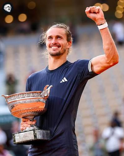 La felicidad y emoción de Alexander Zverev tras ganar el primer Grand Slam  de su carrera. El tenista alemán derrotó en cinco sets a Flavio Cobolli en  la definición por el título