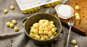 Gnocchi al salmone affumicato, ricetta gnocchi con salmone affumicato e tante altre ricette con salmone e gnocchi gustosi. Chicche Di Solo Patate E Acqua Con Salmone Affumicato Caprino Ed Erba Cipollina Gnocchi Pataro