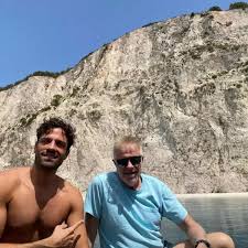 Καλοκαιρινή απόδραση σχεδίασε ο τραγουδιστής κωνσταντίνος αργυρός, με αφορμή το τριήμερο του αγίου πνεύματος, δίνοντας στους ακόλουθούς του στο instagram μια γεύση από την δική του πραγματικότητα. 4 2hyud4qa Mym