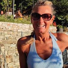 Any kid-friendly beaches in Agia Anna with restaurants?