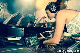 Micaela Schäfer als Halbnackt-DJane in Dachau: Bilder