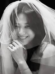 Shortly after the shocking announcement of song joong ki and song hye kyo's divorce, chinese media outlets were quick to speculate that the split was due to the rumours of the couple's divorce started swirling earlier this year, when hye kyo was spotted numerous times without her wedding ring. Showbiz The Song Song Couple Song Joong Ki And Song Hye Kyo Share Wedding Photos