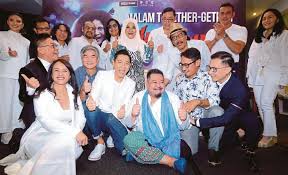 In the village, husin reunites with the usual patrons of pak jabit's stall and everything seems to be as normal as it could be. Andy Lau Rai Kejayaan Hantu Kak Limah Kru Dan Pelakon Dapat Bonus