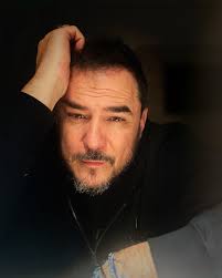 La noche debilita los corazones.