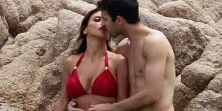 Rumahku terletak di pinggiran kota jakarta yang bisa tapi yang menarik dari enny ini adalah bodynya, seksi sekali. M Bola Net Fabregas Dan Pacar Kompak Pakai Baju Renang Merah