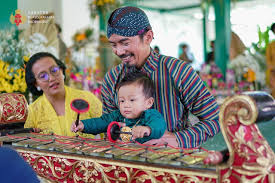 Keutamaan doa turun tanah keutamaan atau keistimewaan dari doa turun tanah atau tedak siten ini adalah yang pertama yaitu memohon perlindungan untuk anak supaya bebas dari syetan yang terkutut. Upacara Tedhak Siten Rm Suryonegoro Putra Pertama Gkr Hayu Dan Kph Notonegoro Karaton Ngayogyakarta Hadiningrat Kraton Jogja