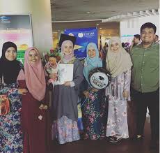 Malaysian singer who became a teen idol after her song cinta muka buku became a viral hit in 2011. Gambar Najwa Latif Kini Bergelar Siswazah Kaki Kecoh
