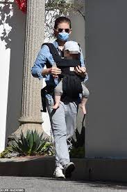 Riesenauswahl an produkten rund ums baby. Kate Mara Kopf Aus Fur Einen Spaziergang Mit Ihr Ein Jahr Alten Tochter An Ihre Brust Geschnallt Aktuelle Boulevard Nachrichten Und Fotogalerien Zu Stars Sternchen