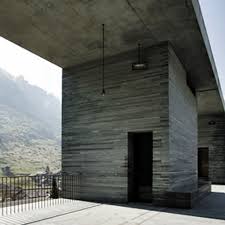 Aus einheimischen quarzit gebaut, von peter zumthor. Falke
