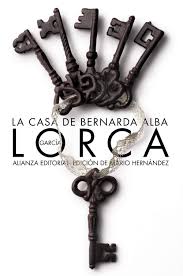 Las paredes blancas contrastan con los vestidos de luto de las mujeres. La Casa De Bernarda Alba Alianza Editorial