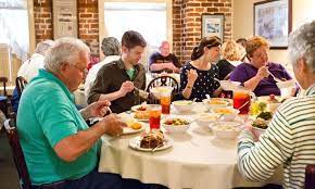 Es ist dringend zu empfehlen bereits 1 stunde vorher anzustehen, um einen sitzplatz an. History Mrs Wilkes Dining Room Road Trip Food Savannah Chat Dining