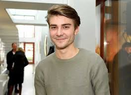 He is an actor, known for princezna zakletá v case (2020), ubal a zmiz (2021) and ostravak ostravski (2016). Marek Lambora Oponuje Svym Fanynkam A Rozhodl Se Nevyslyset Jejich Prani Artofit