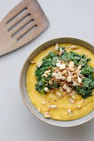 Cremige Kurbis Polenta Mit Parmesan Und Grunkohl Mit Knusper Topping Creamy Pumpkin Polenta With Kale An Polenta Kurbis Rezepte Vegetarisch Grunkohl Rezepte
